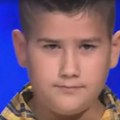 Mreže bruje o dečaku koji peva "Majko, sve ti opraštam": Priča se da je odrastao u teškim uslovima, a evo kako izgleda 10…