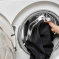 Izvadili ste veš iz mašine, a na njemu su bele fleke? Ne perite ga odmah ponovo, ova stvar iz kuhinje može da reši problem