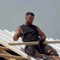 Raša je "kragujevački spajdermen" za kojim žene uzdišu! Odustao od grada, pa umesto u odelu, visi sa krovova