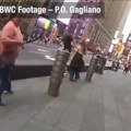 (Uznemirujući video) Žena sa dva noža ubila majku i ranila muškarca, a onda krenula na policajce! Objavljen snimak užasa na…