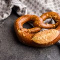 Bavarska pereca ima dugu istoriju, a njen oblik nosi jaku simboliku