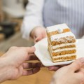 Konobarica dobila ogromnu sumu novca jer ju je šef ponizio pred svima: Slučajno ispustila kolač, on osuo paljbu po njoj
