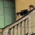 Dramatičan snimak pucnjave u Pragu: Deca čuče na podu učionice sakrivena iza stolica dok se čuju rafali (VIDEO)