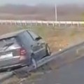 Stravičan snimak! Vozač sleteo sa puta na Milošu Velikom, evo kako je sačuvao živu glavu (video)