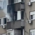 Izbio požar u stanu u Učiteljskom naselju: Gust dim kulja sa terase solitera (video)