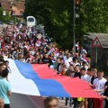 Srbi u Leposaviću razvili veliku srpsku zastavu na dan Svetog Vasilija FOTO
