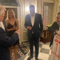 Donald Tramp sa oduševljenjem primio dres Crvene zvezde: Slika novog predsednika Amerike koja će oduševiti sve Delije!