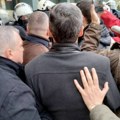 Opozicija opet pravi haos u Novom Sadu: Marinika i Novaković se svađaju sa policijom - huškaju na nasilje (foto)