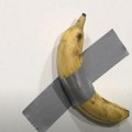 BANANA ZALEPLJENA ZA ZID PRODATA NA AUKCIJI: Ceo svet u šoku gleda ovo umetničko delo, a evo za koliko je kupljena i o kome…