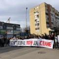 KRAGUJEVAC MORA DA STANE: Studenti i građani na 15 minuta BLOKIRALI raskrsnicu kod "Uzora" i odali poštu žrtvama novosadske…