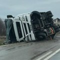 Prevrnula se cisterna: Haos kod Požarevca, na licu mesta policija i vatrogasci (foto)