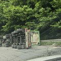Blokiran put Novi Sad- Ruma Uklanja se kamion koji se prevrnuo koristite ovaj alternativni pravac