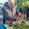 Mladi grašak stigao na pijace "Nekad sam prodavao 16 džakova za dan – sada ni pola" 300 dinara za kilogram, a sve ga je…