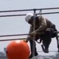 Da li ste ikada videli narandžaste kugle na dalekovodima? Evo čemu služe i zašto su toliko važne