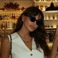 Emina Jahović u šortsu i topu! Zategnuti stomak kao sa naslovne strane, niko ne može da veruje koliko ima godina (foto)