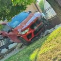 Dramatična slika u Žablju: Moćni BMW se odbio o drvo, pa ostao da visi na ogradi kuće sav skršen