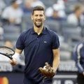 Novak Đoković specijalan gost na bejzbol meču u Njujorku: Malo rukavica, malo reket