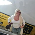 (Paparaco) Dara Bubamara u skroz opuštenom izdanju na aerodromu: Široke pantalone i obična majica, a na licu minimalno šminke…