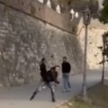 Incident na Kalemegdanu: Džeparoši kamenovali turiste i pretili vodiču nožem