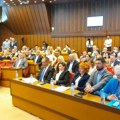 Protest ispred Skupštine grada Novog Sada: Sednica u toku, građani traže izbore za mesne zajednice