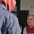 Lopov upao starici u kuću, pa uradio nešto apsolutno neočekivano: "Izvinite, ja sam..."