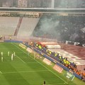 Haos na derbiju! Grobari divljali i prekinuli meč! Letele stolice i rakete sa južne tribine! (video)