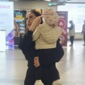Lazić stigao sa ćerkom i Kaćom u Beograd: Ona izašla sama sa aerodroma, on ostao unutra