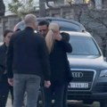 Darko Lazić plače kao kiša i grli Ildu Šaulić! Pevačica došla sa suprugom da isprati Dragana na večni počinak: U Brestaču tuga…
