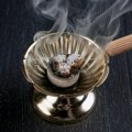 Evo šta će se desiti ako zapalite malo tamjana u kući: Ne koristi se samo u crkvenim obredima, a evo od kog drveta potiče