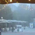 (Video) Lete ležaljke, stolovi i stolice: Jaka oluja pogodila popularno letovalište, ulice poplavljene, saobraćaj totalno…