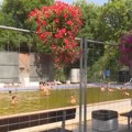 Plaža peščana, suncobrani i ležaljke besplatni, sve za 260 dinara dnevno! Plus bazeni sa termalnom vodom! Ovo mesto u Srbiji…