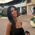 Đina Džinović raspalila maštu svima šlicem na haljini: Krstari jahtom sa majkom i očuhom, oglasila se odavde