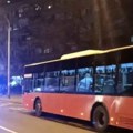 Возач аутобуса избоден ножем на окретници у Сремчици