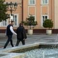 Andrej Vučić u porti u centru Novog Sada, pozdravio se sa direktorom Jovine gimnazije