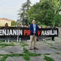 Zrenjaninci aplauzom pozdravili roditelje povređenog radnika Linglonga na protestu „Zrenjanin protiv nasilja“