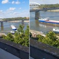 Drama u Novom Sadu, obustavljen saobraćaj na mostu Duga! Teretna barža udarila u stub (video)