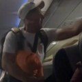 Nezapamćena tuča u avionu! Napao putnike i stjuardese, jedan čovek izvadio telefon - usledio je totalni haos (video)