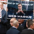 Konstituisan novi saziv Skupštine Srbije, zvižduci i "rat" transparentima u sali (FOTO)