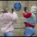 Fanovi obeležili 50 godina od pobede grupe ABBA na Evroviziji pesmom "Vaterlo" - na londonskoj stanici Vaterlo