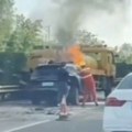 (Uznemirujuće) užasna tragedija: Stravična eksplozija na auto-putu, izgoreli otac i sin (2)