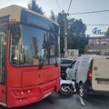 Sudar autobusa, motora i još jednog vozila na Zvezdari: Povređen motociklista