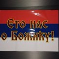 Srpska trobojka i poruka „Eto nas o Božiću“: Sever Kim oblepljen plakatima (foto/video)