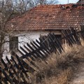 Ko pali vatru u selu Gložju kod Bosilegrada, gde je, za tri godine, izgorelo 15 kuća, štala i pomoćne zgrade?