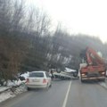 Automobil prevrnut na krov: Saobraćajna nezgoda u selu Rti kod Guče