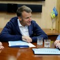 Šta je Makron sklonio sa stola? Na slikama se jasno vidi (foto)
