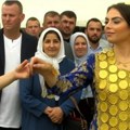 Za kolo sa ovom devojkom nudili 800 evra: Nevesta u zlatu od glave do pete: Nesvakidašnji vašar u selu kod Tutina (video)
