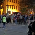 „Mirnija i jača od svih nas zajedno“: Jedna žena je na protestima sela ispred kordona i ovo je fotografija o kojoj ceo…