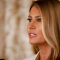 I prva dama ima nos za biznis: Melanija Tramp planira da ozbiljno zaradi na Božiću - Lansirala "Kolekciju 250", a evo šta se…