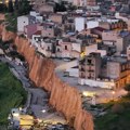 (Foto) Klizište na jugu Italije: Obrušilo se 350 miliona kubnih metara zemlje, rascep se i dalje širi
