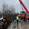 (Video) Pogledajte kako izgleda izvlačenje kamiona teretnjak jutros sleteo sa mosta i prevrnuo se! Povređen vozač